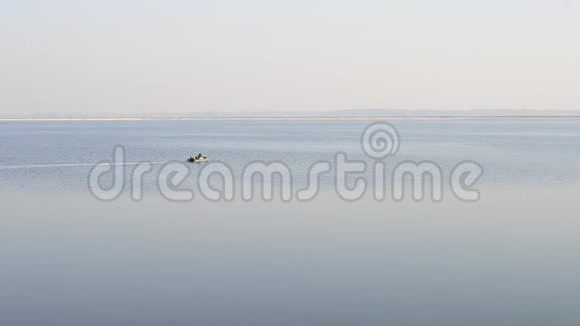 远离河流或湖泊的橡胶摩托艇视频的预览图