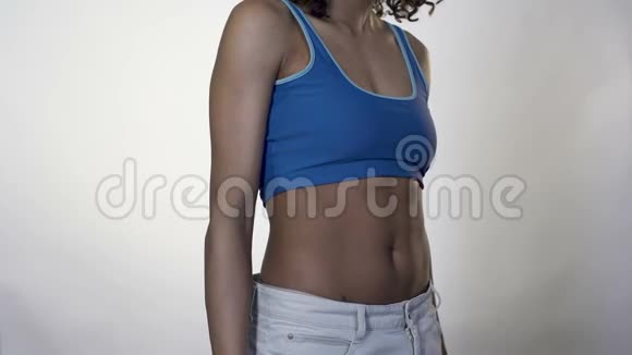年轻女性用卷尺测量腰部减肥减肥视频的预览图