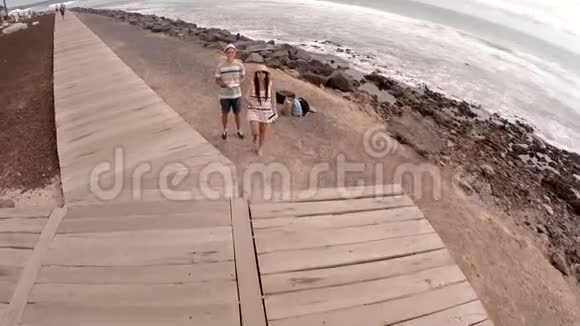 一个男人和一个女孩在海洋海岸发射直升机加那利群岛西班牙视频的预览图