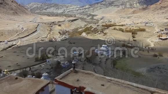 克什米尔拉达克的喜马拉雅山脉雪山和佛塔景观视频的预览图