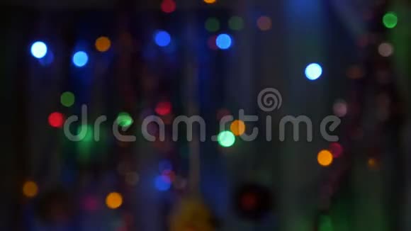 新年蜡烛特写有彩色灯光的模糊背景把摄像机从非焦点区域移到视频的预览图