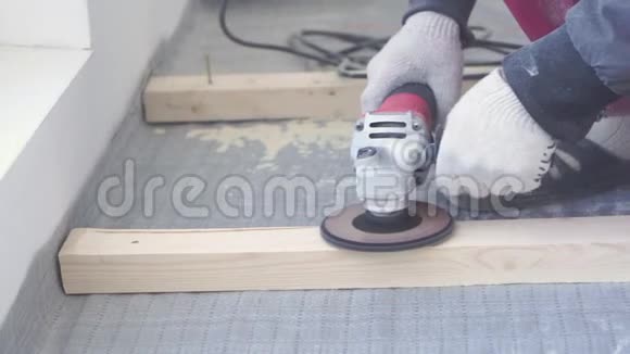 建筑和维修中的慢动作美木匠大师安装松木地板环保地板视频的预览图