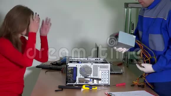 熟练的电脑修理工男士咨询客户女士更换零件视频的预览图