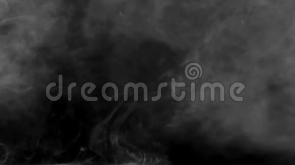 深黑背景下白色烟雾蒸汽云雾的惊人近景视频的预览图