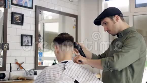 理发店男客户的后景视频的预览图