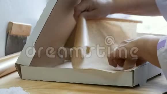 女人把包装纸放进盒子里视频的预览图
