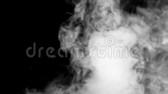 深黑背景下白色烟雾蒸汽云雾的慢镜头视频的预览图