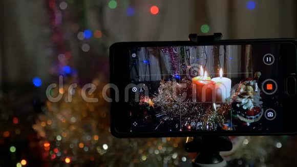 新年的背景在前景一个智能手机上的视频被记录下来视频的预览图