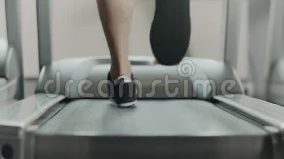 在健身健身房的跑步机上特写运动脚视频的预览图