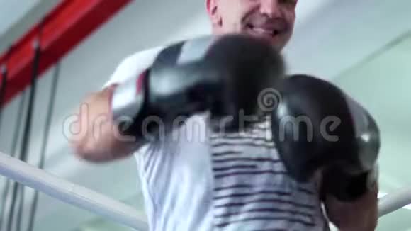 成人男子拳击镜头视频的预览图