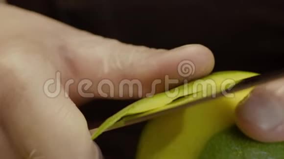 厨师切下绿色苹果的皮去甜点视频的预览图