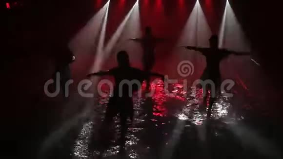 一群人在水中跳着活跃的舞蹈在聚光灯下溅起水花视频的预览图