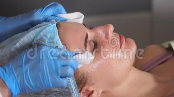 美容护肤女性的脸美容师去除面部皮剥皮视频的预览图