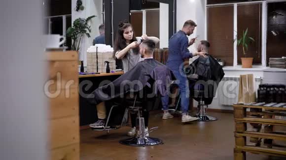 理发店剪发的过程中几个理发师给男士们做了时尚发型视频的预览图