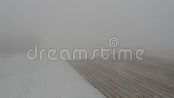 薄雾般的冬晨田野有残茬和雪空中视频的预览图