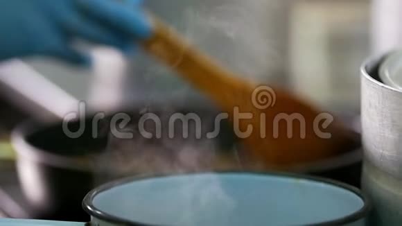 切碎的蘑菇和肉用植物油在锅里炒视频的预览图