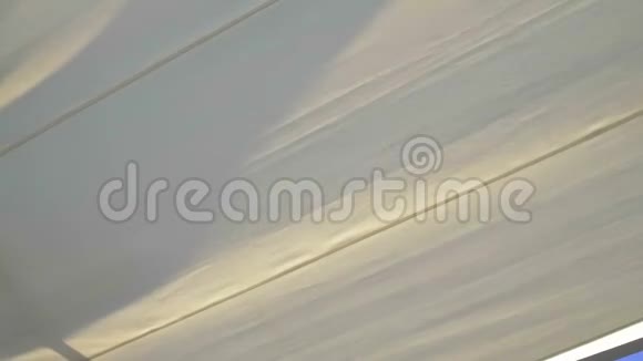 咖啡馆里的白色天篷在风中飘扬视频的预览图