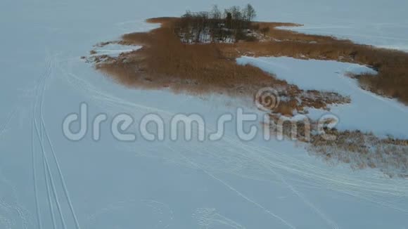 在冬季中的雪湖冰面和岛屿之上视频的预览图