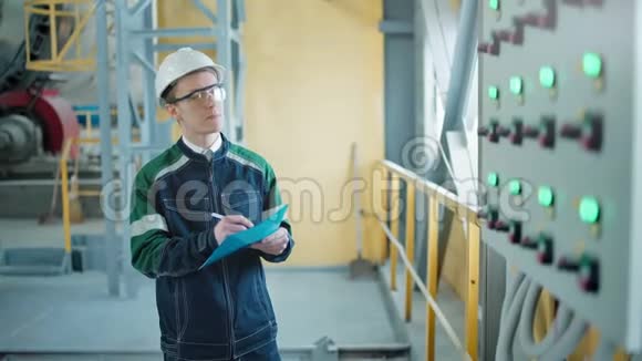 工程师在工厂签署文件视频的预览图