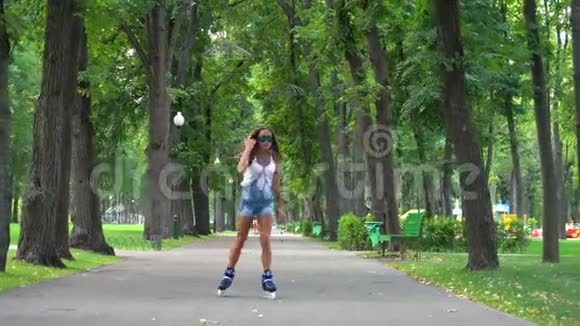 女人在公园里骑滑轮鞋视频的预览图