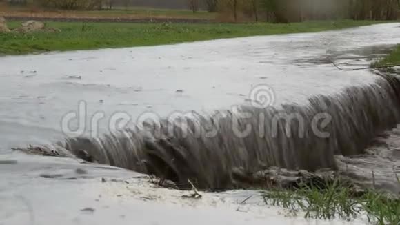 灾难村庄里的洪水肮脏的黑色河流沿着道路流动视频的预览图