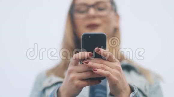 女人用智能手机在城里的米格尔街上网购慢动作稳定射击视频的预览图