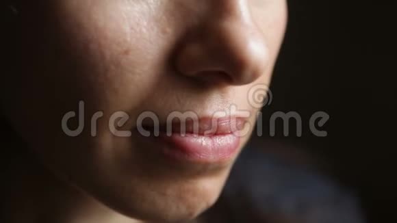 年轻漂亮的女人在涂口红唇视频的预览图