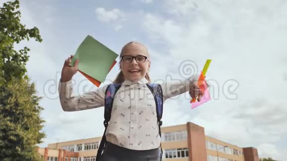 快乐的十一岁女学生在快乐的情绪中跳跃视频的预览图