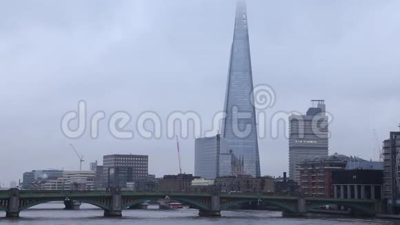 伦敦市中心摩天大楼建筑中横跨泰晤士河的现代钢桥令人难以置信的稳定景观视频的预览图