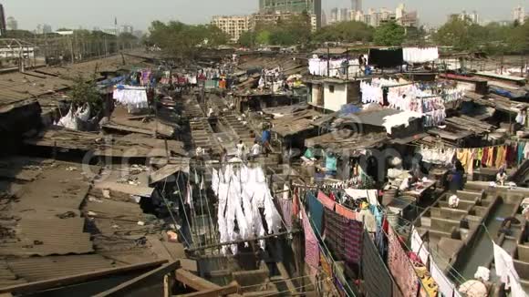 在印度贫民窟洗衣服视频的预览图