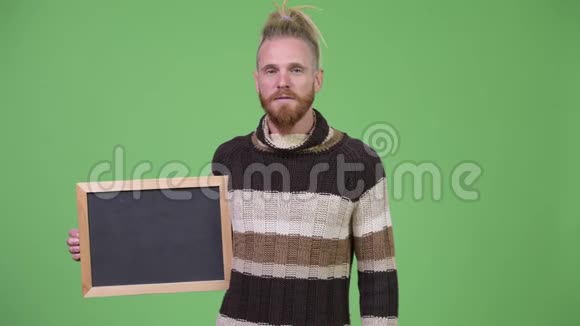 快乐英俊的长胡子男人展示黑板竖起大拇指视频的预览图