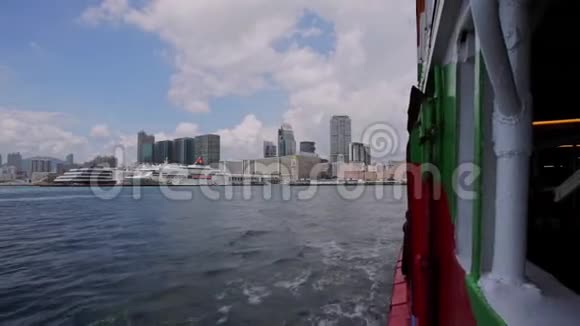 大工业城市的维尤从海上航行的船视频的预览图