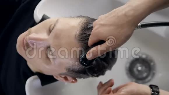 理发师从男性客户头上清洗所有产品视频的预览图