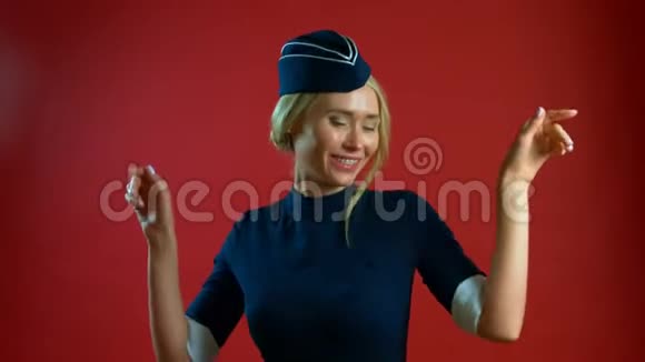 空姐甜甜地笑着在镜头前跳舞视频的预览图