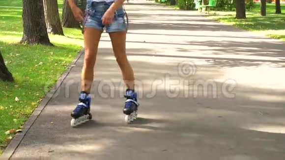 在公园里骑滑轮鞋的女人视频的预览图