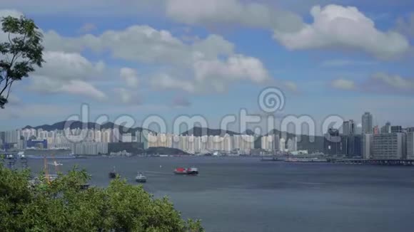 时光流逝的船只和驳船在城市的背景下沿着河流前进视频的预览图