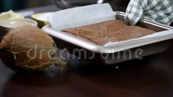 新鲜出炉的自制巧克力布朗尼视频的预览图