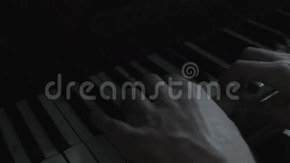 手在旧钢琴上弹视频的预览图