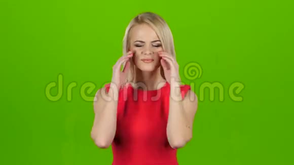 穿红色衣服的女人头痛做按摩视频的预览图