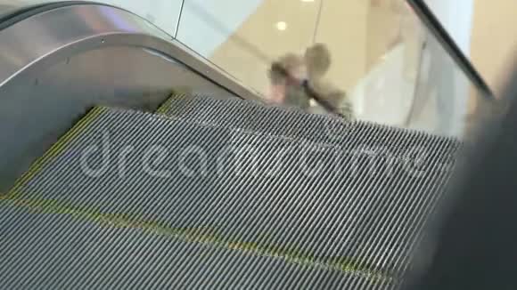 自动扶梯在运行特写镜头视频的预览图