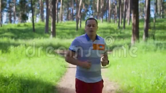 一个成年人跑过公园为了使他的身体保持良好的身体状态这个人自信地跑视频的预览图