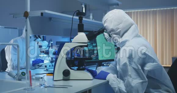 科学家在实验室检查细菌视频的预览图