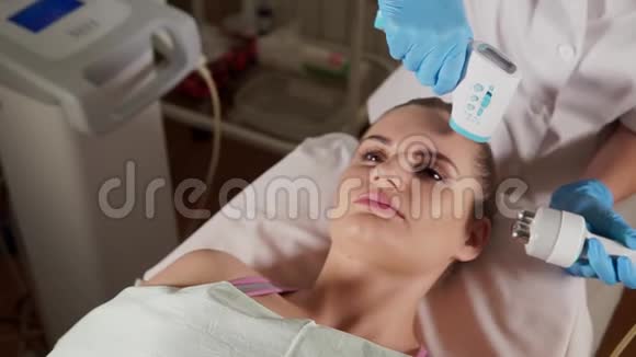 在诊所里她脸上的射频提升视频的预览图