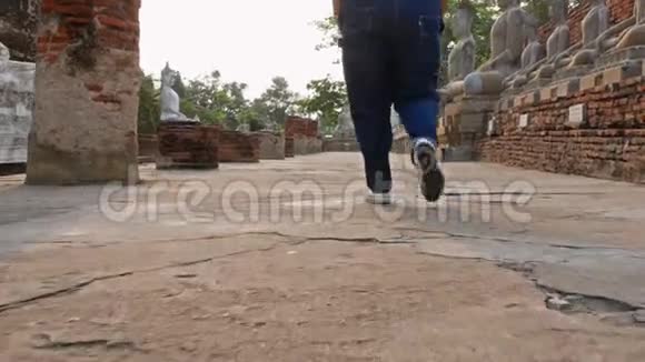 这位游客在瓦台柴蒙科尔漫步古遗址华仔仔旺角是位于法莲寺的历史游客视频的预览图