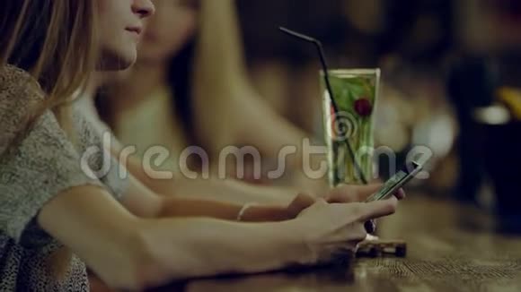 酒吧里孤独的女人视频的预览图