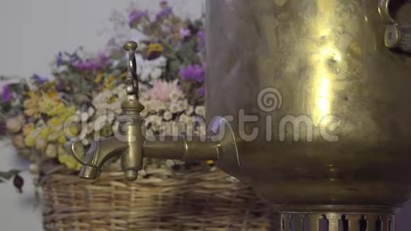 古色古香的俄罗斯萨莫瓦尔视频的预览图