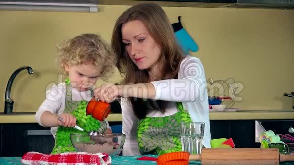 可爱的小可爱正在向妈妈学习如何在家厨房做蛋糕视频的预览图