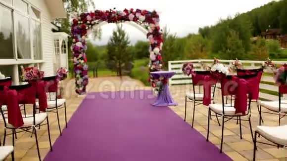 婚礼拱门上的白色和紫色的色调视频的预览图