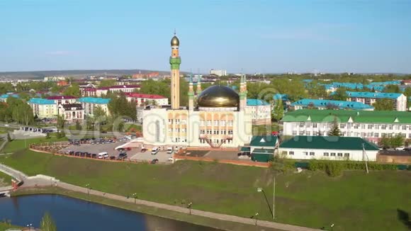 Flycam显示老清真寺与闪亮的金色住宅视频的预览图