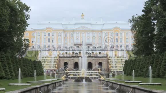 著名的大喷泉和狮子喷泉彼得霍夫圣彼得堡俄罗斯视频的预览图